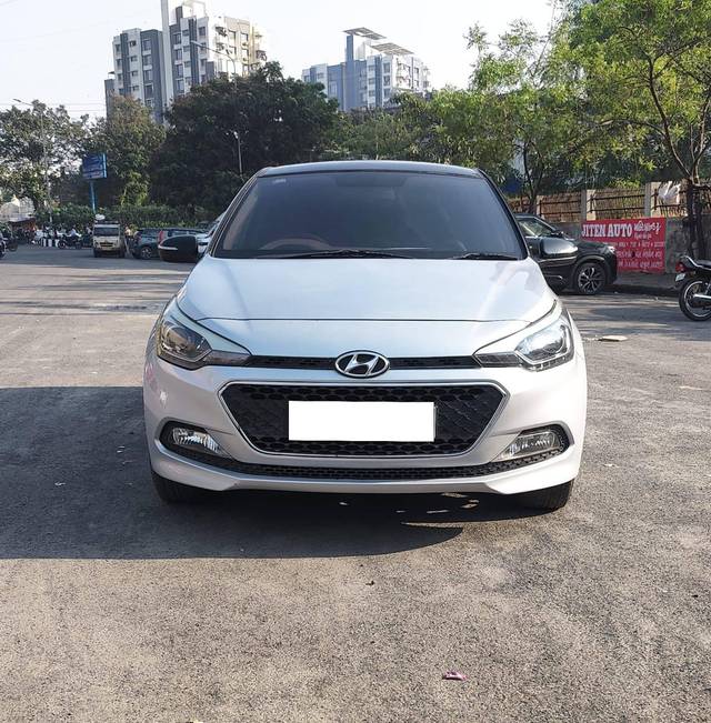 https://images10.gaadi.com/usedcar_image/4359969/original/processed_4552f2bfd556b426e549c2eb8d842edb.jpg?imwidth=6402