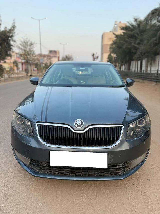 https://images10.gaadi.com/usedcar_image/4360228/original/processed_350b1ec44165d48b2887e047f60571e3.jpg?imwidth=6400