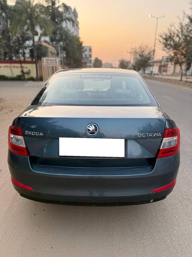 https://images10.gaadi.com/usedcar_image/4360228/original/processed_6f3ee26b5dba21a7428223e48b58dde7.jpg?imwidth=6402