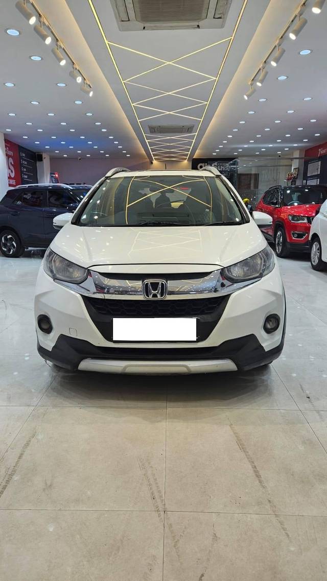 https://images10.gaadi.com/usedcar_image/4361032/original/processed_d88c5864a252b5ba10bf71d1858c97fd.jpg?imwidth=6400