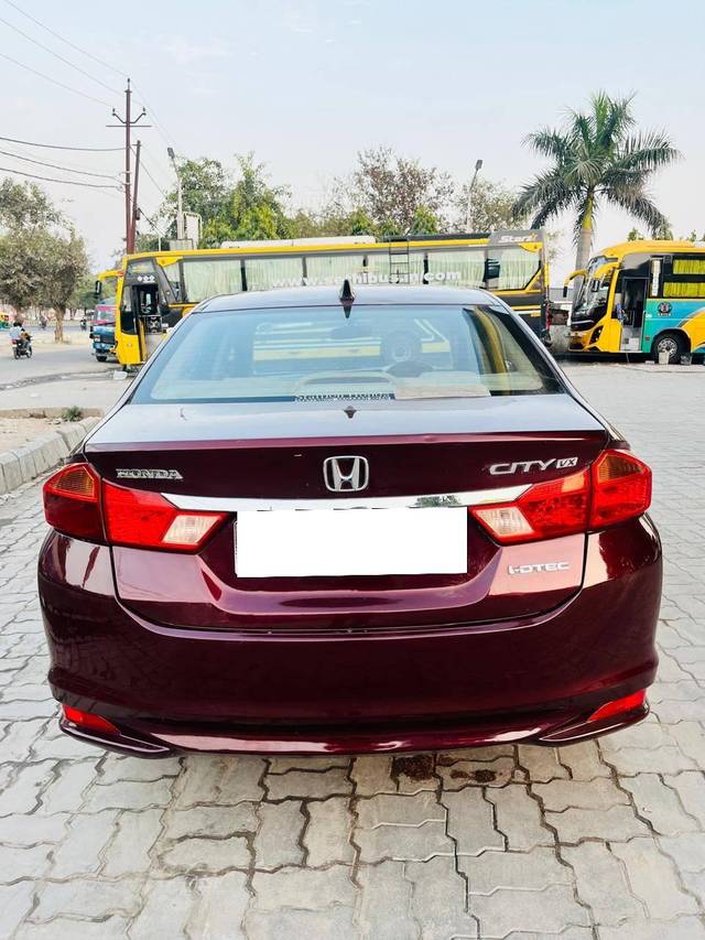 https://images10.gaadi.com/usedcar_image/4361087/original/processed_9186d80bd9511dddf538ac9f5cbb8284.jpg?imwidth=6401