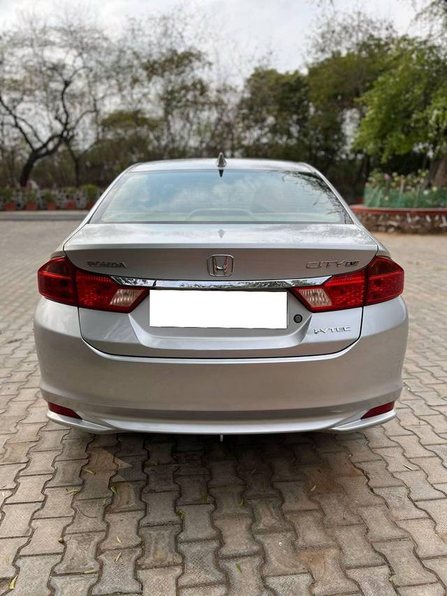 https://images10.gaadi.com/usedcar_image/4361114/original/processed_dfe14673fcdf6cafba58eeb879041e8e.jpg?imwidth=6402