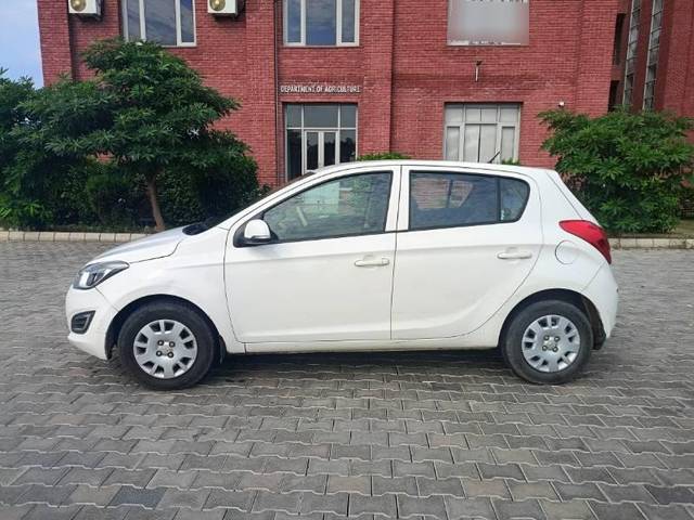 https://images10.gaadi.com/usedcar_image/4361526/original/processed_494b63ba-3fdb-44cf-a755-2705dcb34bfa.jpg?imwidth=6401