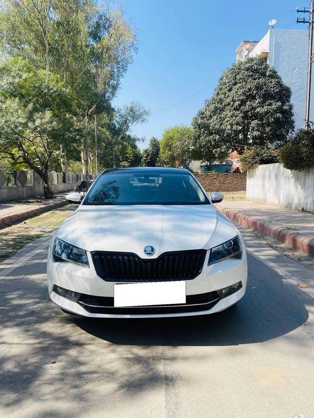 https://images10.gaadi.com/usedcar_image/4361586/original/processed_3f0a90c8f0567ab47cc851a7b5bdb171.jpg?imwidth=6400