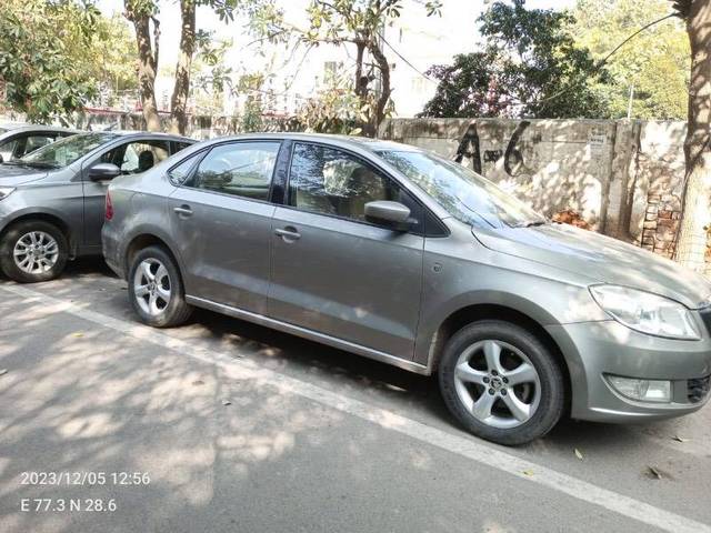 https://images10.gaadi.com/usedcar_image/4361885/original/ed365979f0aeabb5d851e52530899aba.jpeg?imwidth=6402