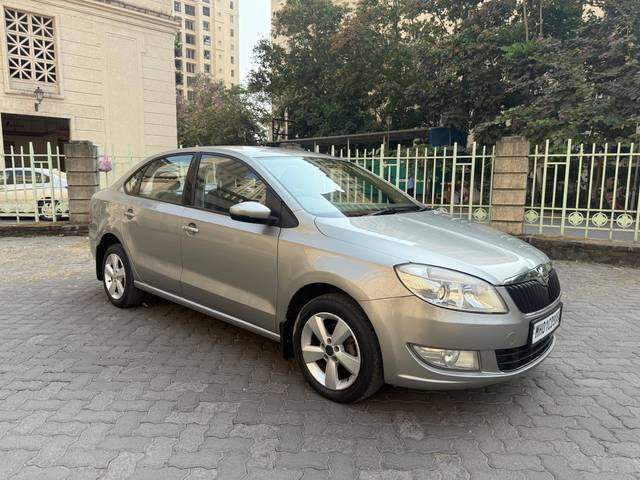 https://images10.gaadi.com/usedcar_image/4362010/original/processed_71f20ce4cfd4d81a0ee5757cc82ea3ea.jpeg?imwidth=6400