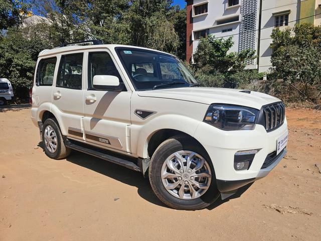 https://images10.gaadi.com/usedcar_image/4362112/original/processed_18893893513424eefd619ee399c428c9.jpg?imwidth=6400