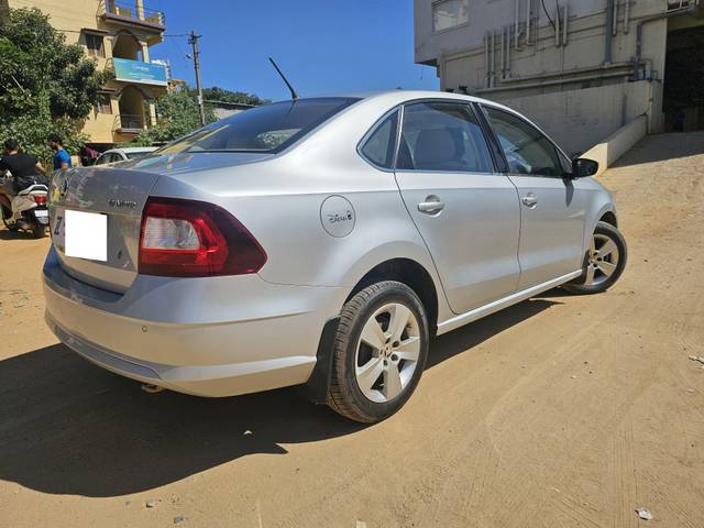 https://images10.gaadi.com/usedcar_image/4362197/original/processed_d28cb8abc05fa300905690c1de638e96.jpg?imwidth=6402