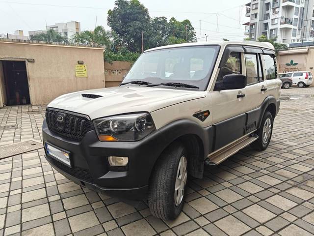 https://images10.gaadi.com/usedcar_image/4362204/original/processed_ef1ba26cc0a85a9b61281b7af5e02621.jpg?imwidth=6401