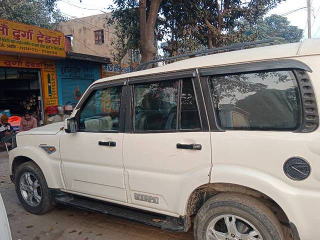 https://images10.gaadi.com/usedcar_image/4362298/original/8fcb908cf5161ab46e6fcfb26a536e67.jpg?imwidth=6402