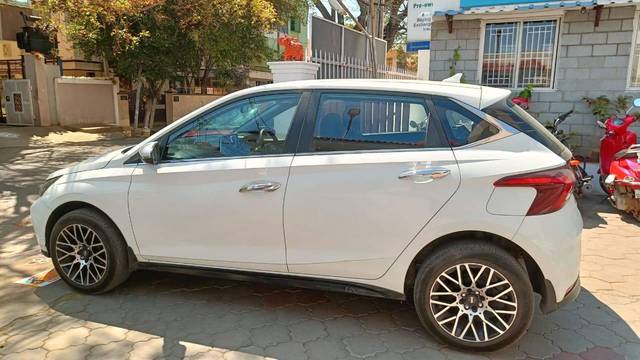 https://images10.gaadi.com/usedcar_image/4362754/original/processed_6af4be0a053ec66737161bae5fd474be.jpg?imwidth=6402