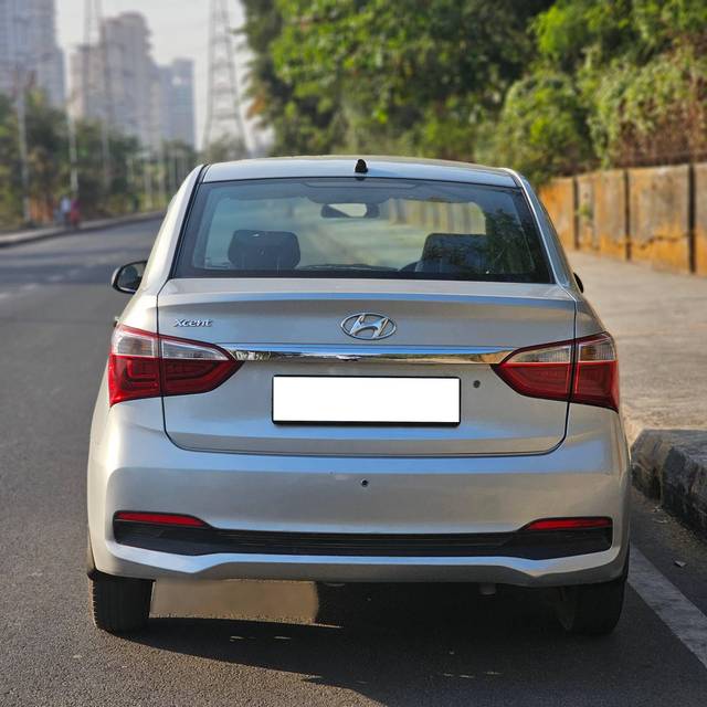 https://images10.gaadi.com/usedcar_image/4363074/original/processed_06e3a6508041a0ed75308d7f6cbc2707.jpg?imwidth=6402