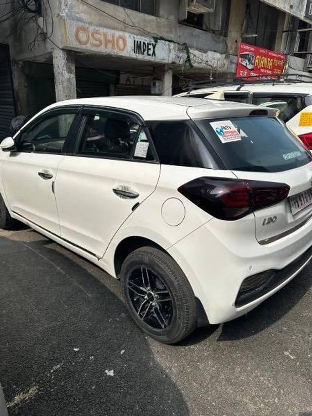 https://images10.gaadi.com/usedcar_image/4363325/original/processed_cb25fe98-9e3f-4a05-8b4d-42eb5e0b3de0.jpeg?imwidth=6402