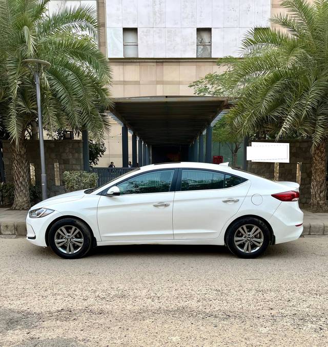 https://images10.gaadi.com/usedcar_image/4364039/original/processed_828d7500d1353b5d56a52eaee97e8bbf.jpg?imwidth=6402