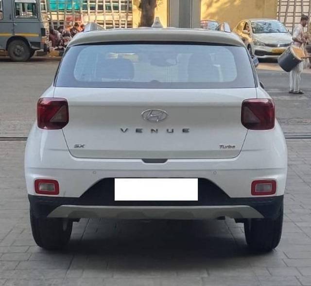 https://images10.gaadi.com/usedcar_image/4364265/original/processed_bd7cae2a4dd1e6cf248075f358456799.jpeg?imwidth=6402