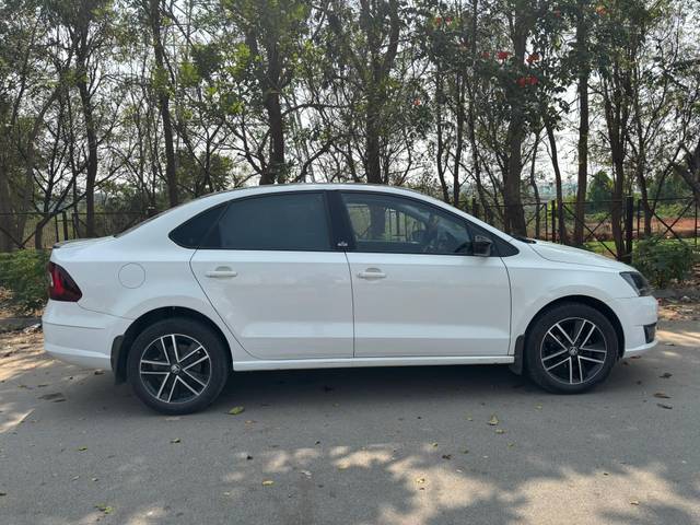 https://images10.gaadi.com/usedcar_image/4364373/original/e6683675338334bb81e1273dd3f66c97.jpg?imwidth=6401