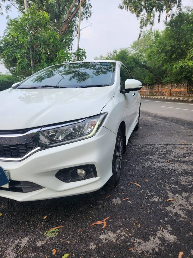 https://images10.gaadi.com/usedcar_image/4364552/original/159aef0a7c2b894086b5d49f406fbdc5.jpeg?imwidth=6402