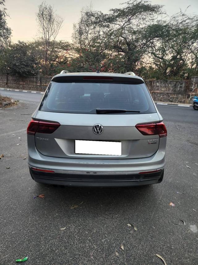 https://images10.gaadi.com/usedcar_image/4364620/original/processed_8bec2a136f1ad147a2814bd53f01b67b.jpeg?imwidth=6402