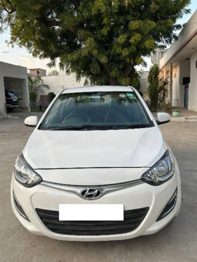 https://images10.gaadi.com/usedcar_image/4365017/original/processed_4a0e5259-cd36-4536-bcb1-3610bee6ae40.jpeg?imwidth=6402