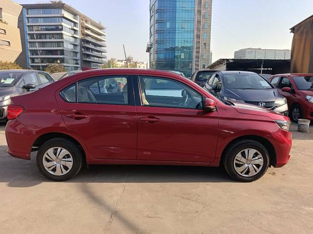 https://images10.gaadi.com/usedcar_image/4365163/original/3a0e0b4a4125dbdcabc232ac36cf4bc7.jpg?imwidth=6401