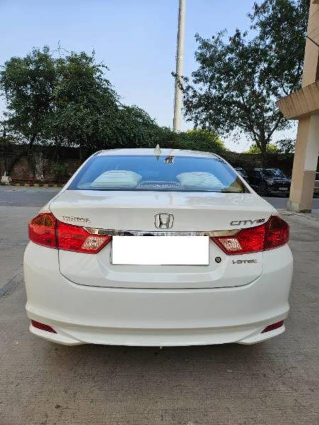 https://images10.gaadi.com/usedcar_image/4365258/original/processed_637a5564-ea7b-4752-add5-36c7dd4d3cf1.jpg?imwidth=6402