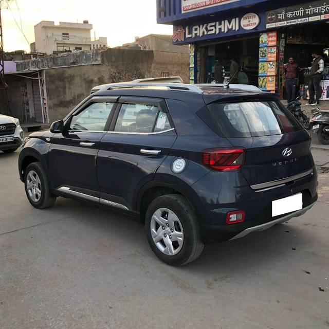 https://images10.gaadi.com/usedcar_image/4365765/original/processed_1800b618bcb4aa2f68b95441860dbdd0.jpg?imwidth=6402