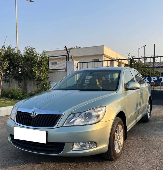 https://images10.gaadi.com/usedcar_image/4365897/original/processed_55ebbe374516f4918cf3e5f6c75af673.jpg?imwidth=6402