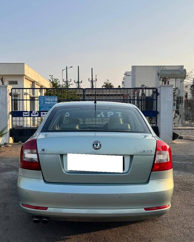 https://images10.gaadi.com/usedcar_image/4365897/original/processed_e219d5b2a5d34c3ffabf85df30a686af.jpg?imwidth=6401