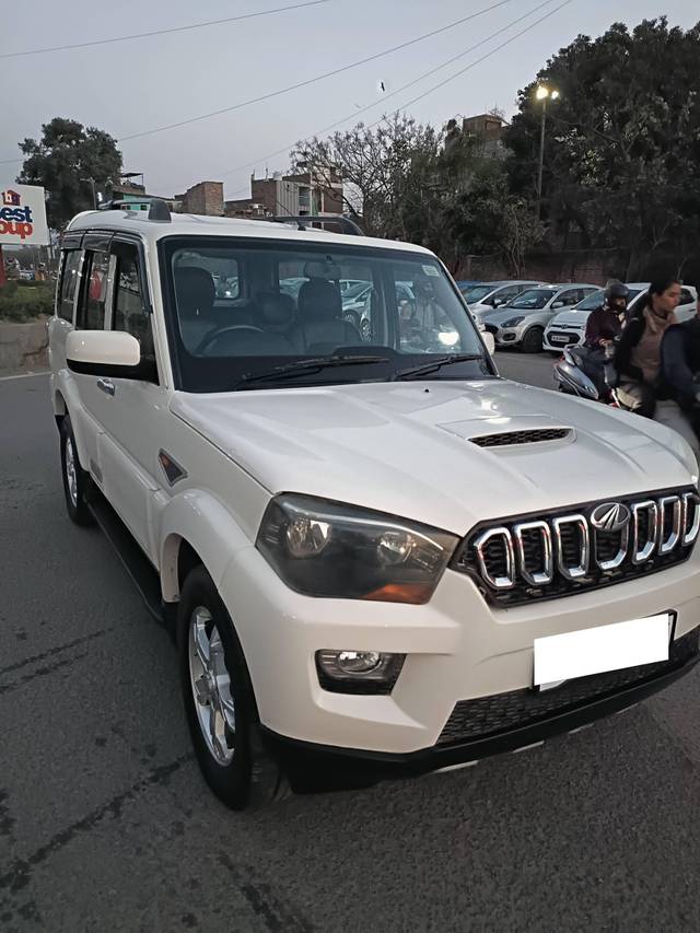 https://images10.gaadi.com/usedcar_image/4366588/original/processed_4b6806d439c610f4c6eb134d293b9533.jpg?imwidth=6400