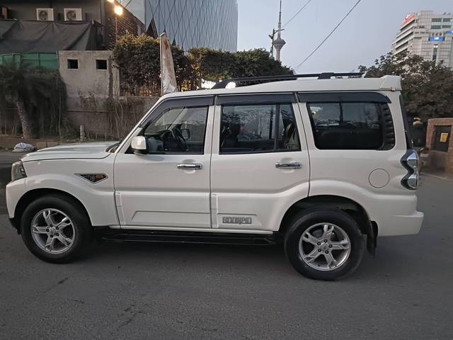 https://images10.gaadi.com/usedcar_image/4366588/original/processed_83894015f4c48c37f63510745eda4ef2.jpg?imwidth=6402