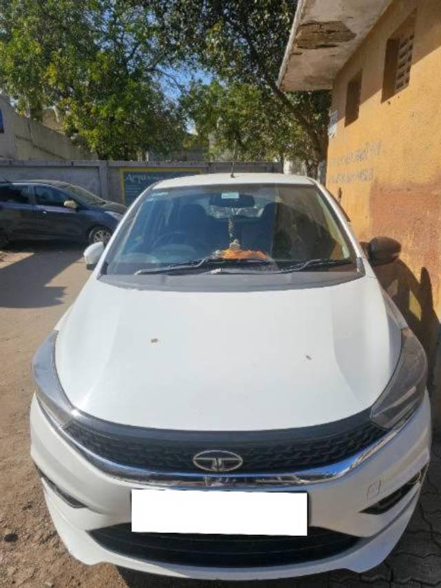 https://images10.gaadi.com/usedcar_image/4366923/original/processed_18240345-d09d-4091-ae26-c6ab448a3ddb.jpg?imwidth=6400