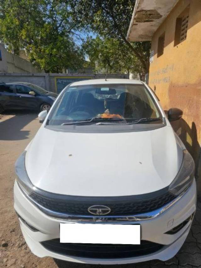 https://images10.gaadi.com/usedcar_image/4366927/original/processed_ceeffe31-41ab-4b3b-9ccc-17d26717c68e.jpg?imwidth=6400