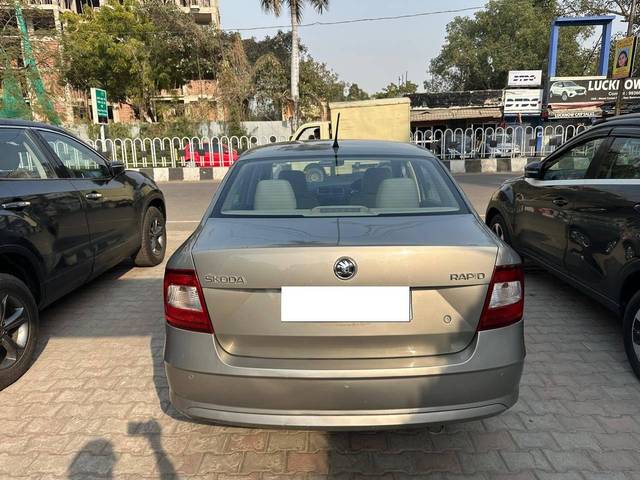 https://images10.gaadi.com/usedcar_image/4366993/original/processed_640a61e2b79c7a58cadac229c7700343.jpg?imwidth=6401