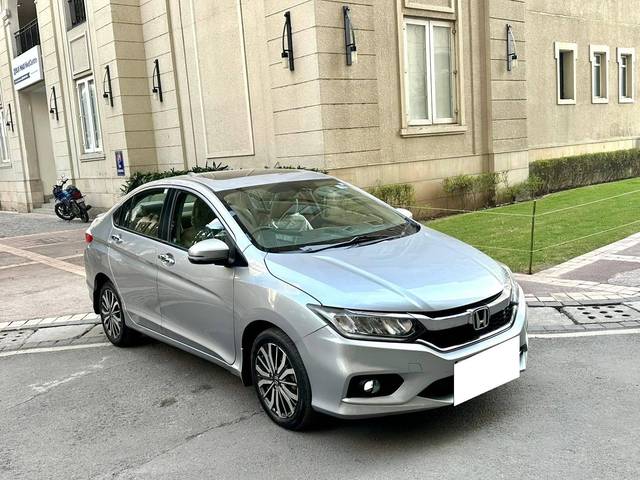 https://images10.gaadi.com/usedcar_image/4367600/original/processed_88f5cb4dd5e4c06b4dc772e1c6d7cd49.jpg?imwidth=6400