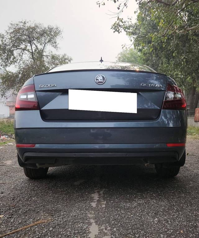 https://images10.gaadi.com/usedcar_image/4368213/original/processed_06ff5d0952414d4345c68f20ad8b6e67.jpg?imwidth=6402