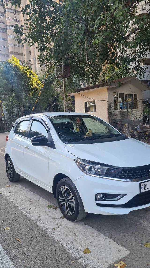 https://images10.gaadi.com/usedcar_image/4368239/original/processed_d9e5ff02ff6d34b8f01dff8a5e7af8d3.jpg?imwidth=6400