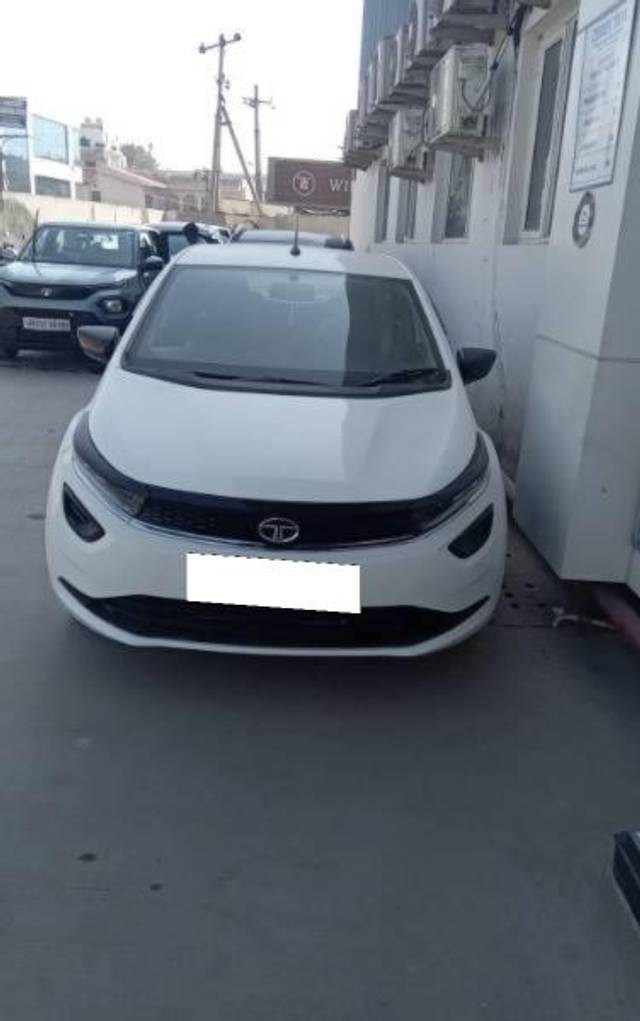 https://images10.gaadi.com/usedcar_image/4368313/original/processed_12487e5e-fb87-45b2-928a-b3e7ac3bd5ca.jpeg?imwidth=6402