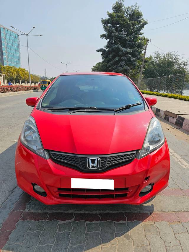 https://images10.gaadi.com/usedcar_image/4368733/original/processed_d6c3078913e18957e3d15dfdd105aa80.jpg?imwidth=6402