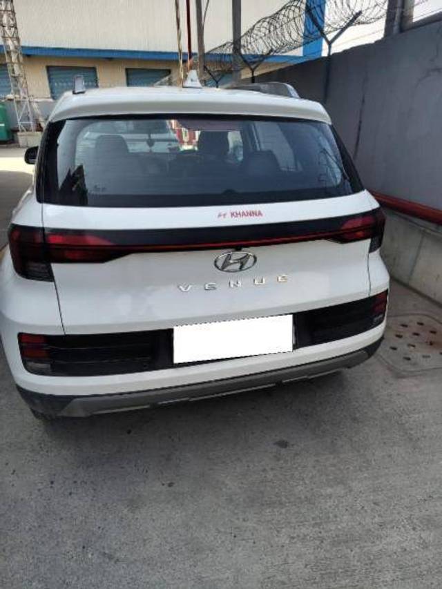 https://images10.gaadi.com/usedcar_image/4369126/original/0e3dbfa9cb8e1c114b24bbb06665aa38.jpeg?imwidth=6400