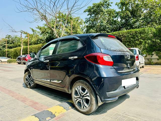 https://images10.gaadi.com/usedcar_image/4369414/original/processed_ad0d6666-a88f-40f3-98d9-bea70e3a41b3.jpg?imwidth=6402