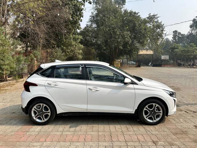 https://images10.gaadi.com/usedcar_image/4369541/original/processed_d5fb053fcc851e0f4d9ffd16226eae55.jpg?imwidth=6401