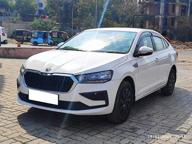 https://images10.gaadi.com/usedcar_image/4369840/original/processed_a46bc1034e27d94444f5abaa9d1ca5b3.jpeg?imwidth=6400