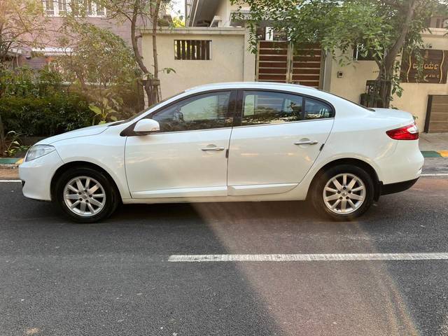 https://images10.gaadi.com/usedcar_image/4369883/original/processed_5f1e6ee09772294c4aa91235c987ab93.jpg?imwidth=6402