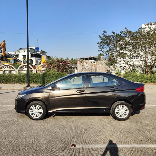 https://images10.gaadi.com/usedcar_image/4369896/original/a753798ed8351a4afb873e6e790bbaa4.jpg?imwidth=6402