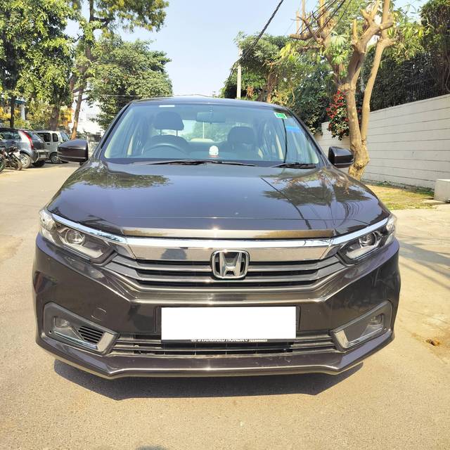 https://images10.gaadi.com/usedcar_image/4369912/original/processed_e85f961b76d9f8db889245eba142e9a8.jpg?imwidth=6400