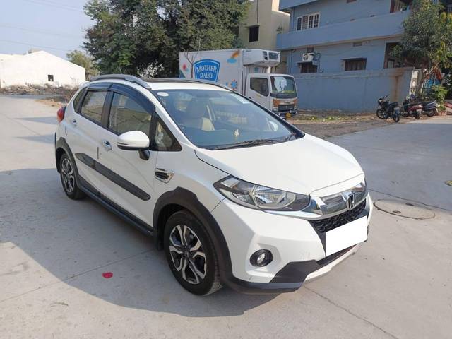 https://images10.gaadi.com/usedcar_image/4369918/original/processed_1652d3bbae2479f9050ce0c50c68de22.jpg?imwidth=6400