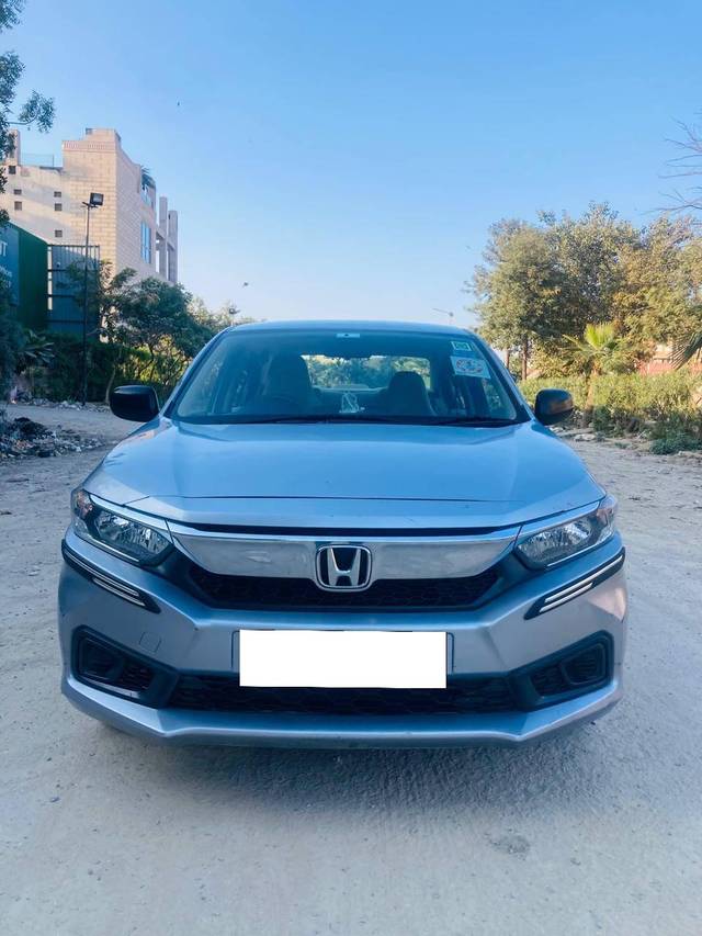 https://images10.gaadi.com/usedcar_image/4370059/original/processed_84f798648c34b270c1d1c63f0041dcb6.jpg?imwidth=6400