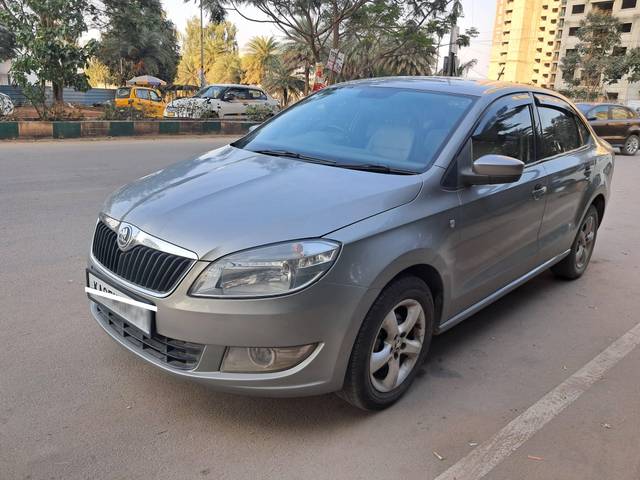 https://images10.gaadi.com/usedcar_image/4370100/original/processed_5c75331e427edbb37923028405bf1436.jpg?imwidth=6402