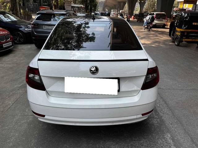 https://images10.gaadi.com/usedcar_image/4370155/original/processed_f90e490a59bfcb8765c329ba472eb834.jpg?imwidth=6401