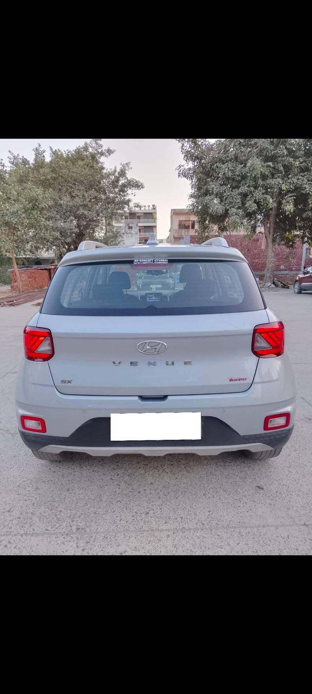 https://images10.gaadi.com/usedcar_image/4370189/original/processed_406df94abb60dd9851000c2368458e12.jpg?imwidth=6401